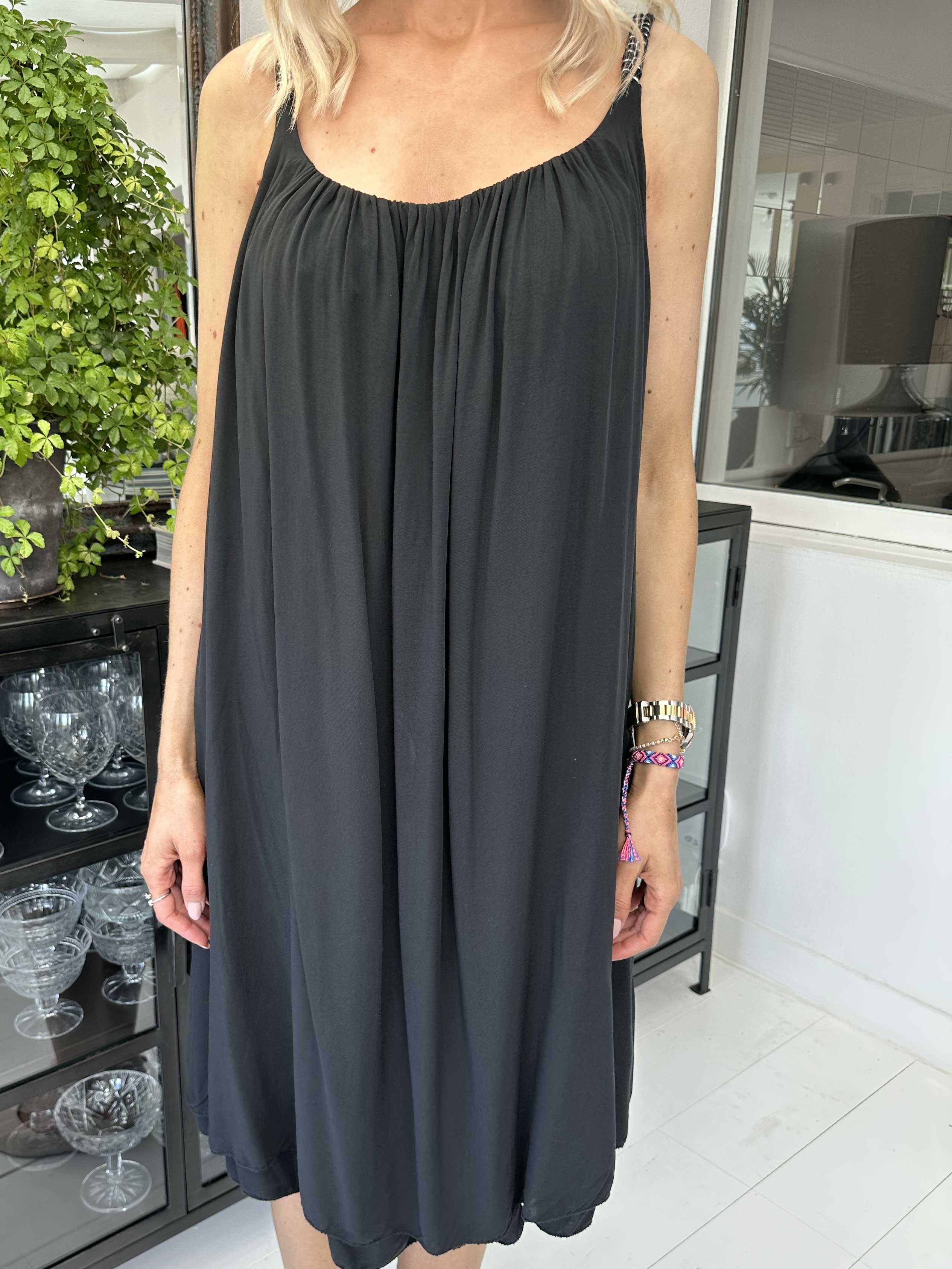 Asia Dress - Söt enfärgad viskosklänning med flätade axelband